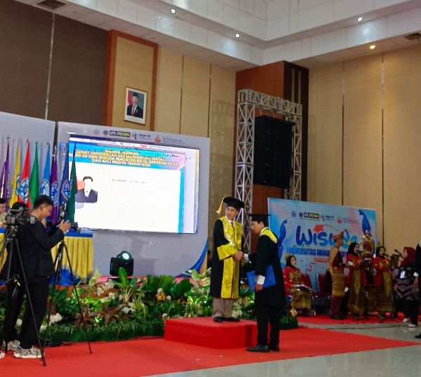 FEB UM Metro Luluskan Sarjana dan Diploma III Berprestasi pada WIsuda 2024